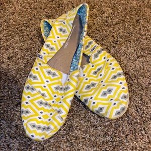 Gray and Yellow Toms 7.5